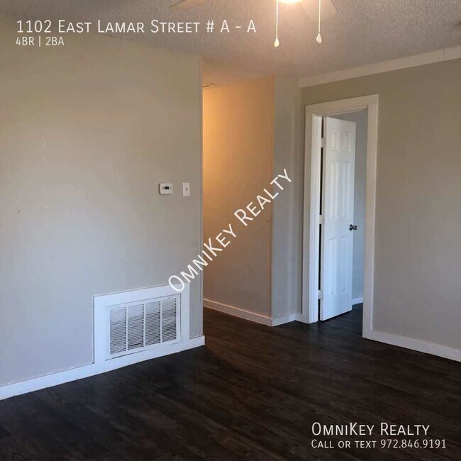 Building Photo - 1102 E Lamar St