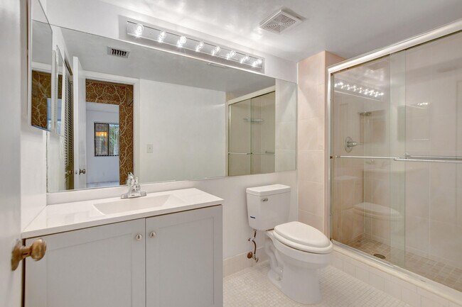 Building Photo - 11255 Green Lake Dr