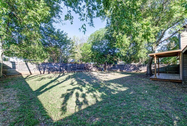 Building Photo - Recently renovated, move-in ready 3/2 home...