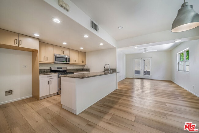 Building Photo - 726 W 37th St