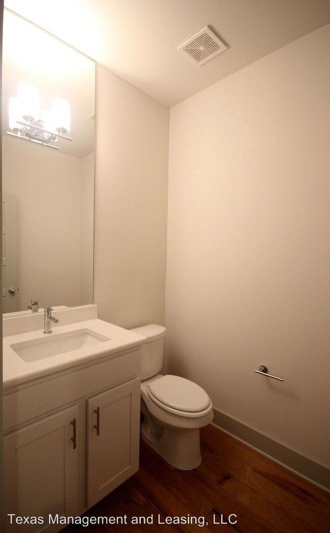 Building Photo - 2101 Town Centre Dr