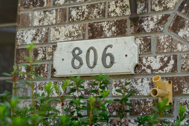 Building Photo - 3BR/2BA Home with Fireplace and Fenced Yard in Mt Pleasant