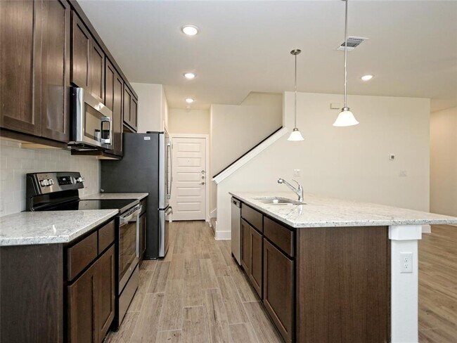 Building Photo - 415 Parkline Dr