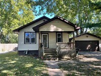 Building Photo - 904 N Busey Ave