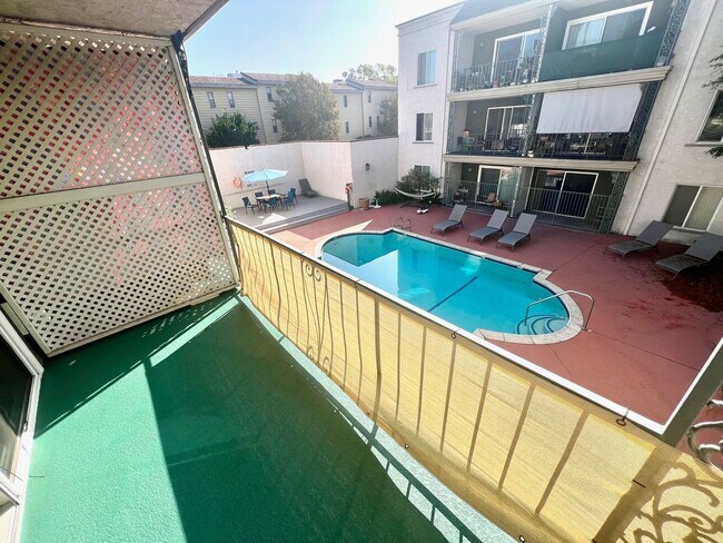 Building Photo - One Bedroom with Pool View - One Month Free!