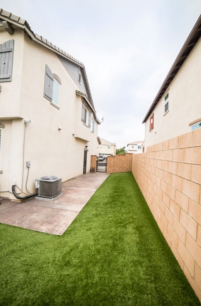 Building Photo - 5217 Clementine Ave.