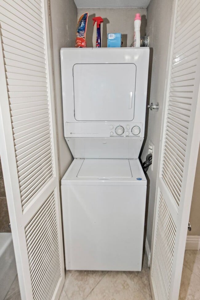 Building Photo - 1750 Avenida Del Mundo