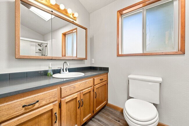 Building Photo - 39601 Santiam Bluffs Rd NE