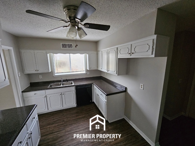 Building Photo - Large 4 Bedroom Home for Rent in Memphis | Hardwood Floors, Fireplace & Fenced Yard