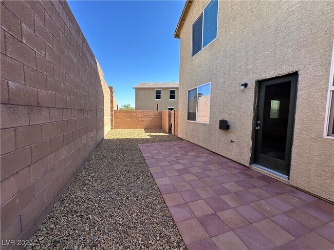 Building Photo - 1033 Pebble Lake St