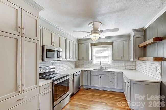 Building Photo - 10 Spruce Pine Dr