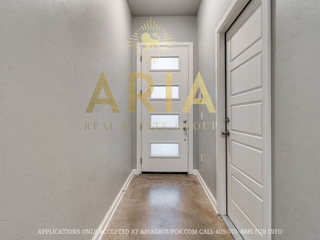 Building Photo - West Norman Urban Contemporary 3 Bed/2.5 Bath West Main Lofts Townhome Available Now!