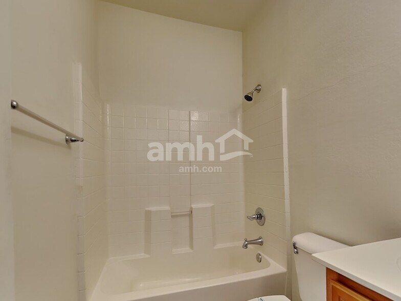 Building Photo - 9428 W Riverside Ave