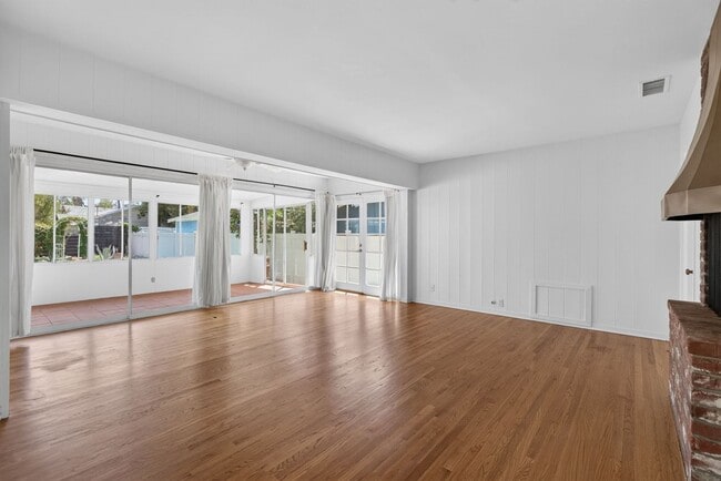 Building Photo - Wood Streets Home