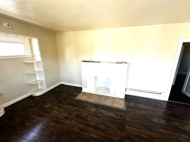 Building Photo - 3 + Beds 2 Baths Home With Large Yard /Was...