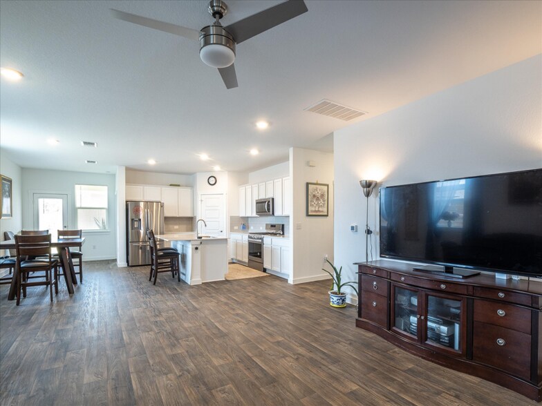 Building Photo - 14020 Neskar Dr