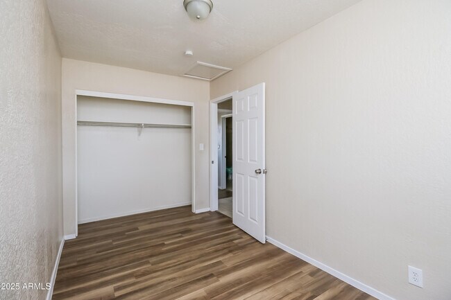 Building Photo - 1629 E Violet Dr