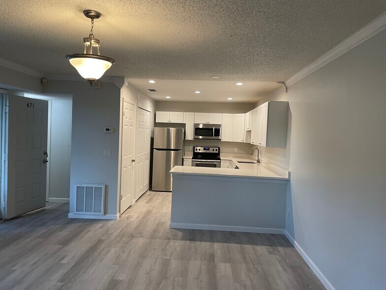 Building Photo - 67 Windtree Ln