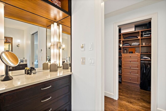 Building Photo - 4Bd/4.5Ba Medina House