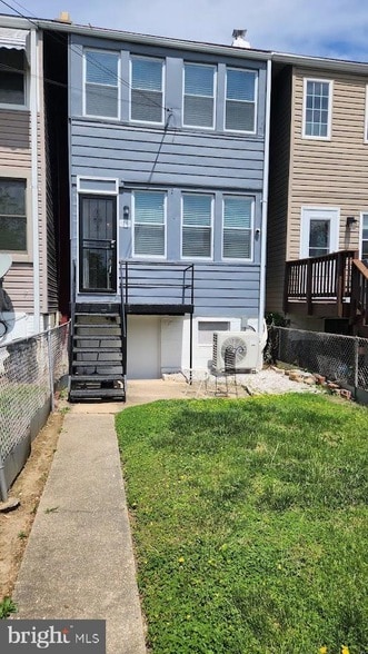 Building Photo - 1743 D St SE