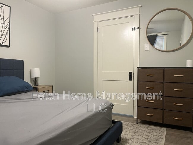 Building Photo - 836 W Main St