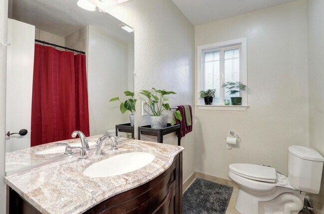 Building Photo - Beautiful Renovated 3/1 In Sacramento