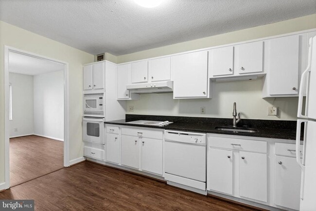 Building Photo - 8370 Greensboro Dr
