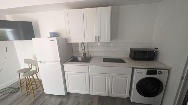 Building Photo - 2822 Pine Tree Dr