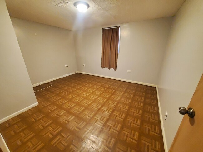 Building Photo - 450 E Mulberry Ct