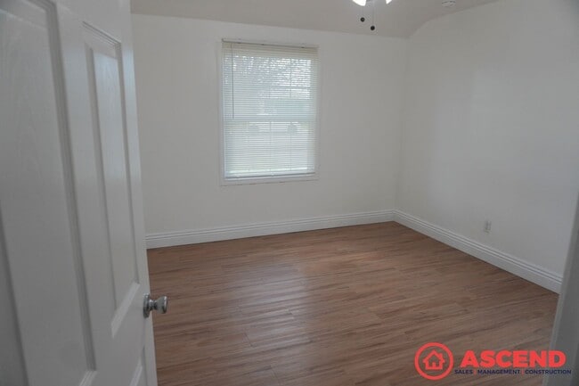Building Photo - Charming Home in Downtown Bakersfield!