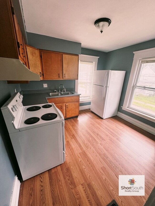 Building Photo - Updated 3 bed 1 bath upper apartment in Lansing