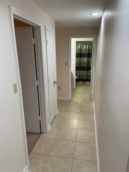 Building Photo - 5 Players Club Dr