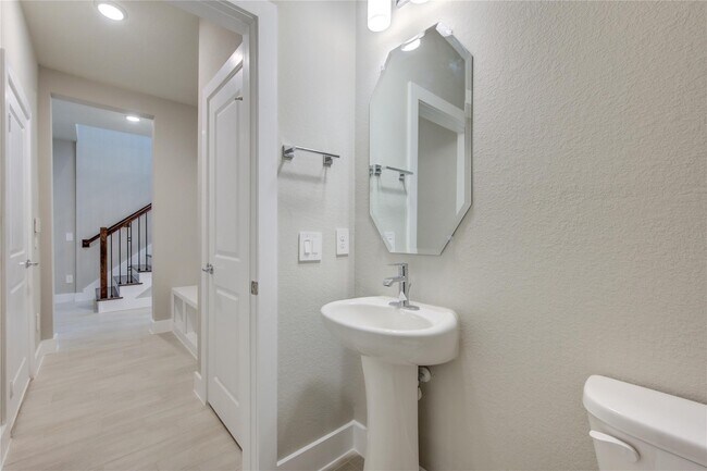 Building Photo - 1709 Summerlyn Ter Dr
