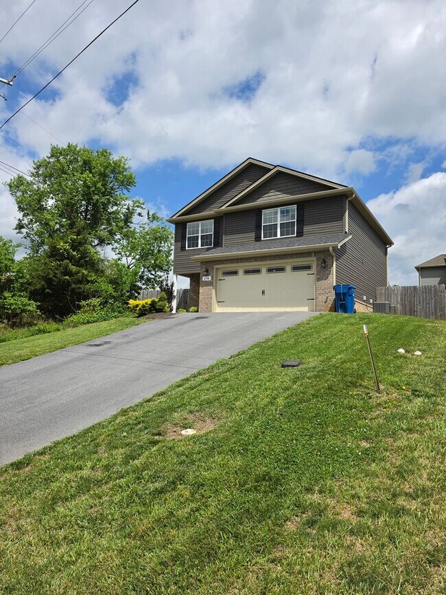 Building Photo - 3/2.5 home in beautiful Jonesborough