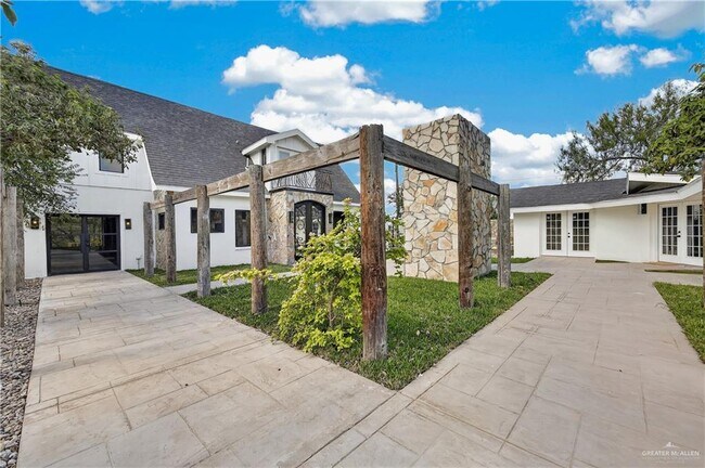Building Photo - 12303 Lakeview Dr
