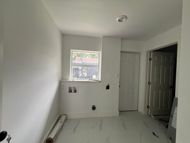 Building Photo - 828 S B St