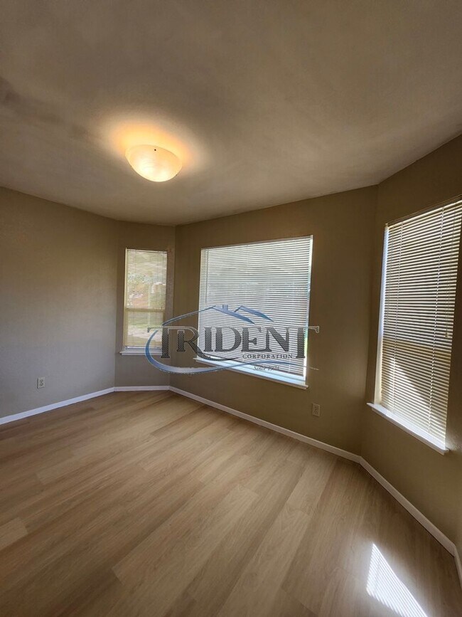 Building Photo - Beautiful Yuba City home on a large lot