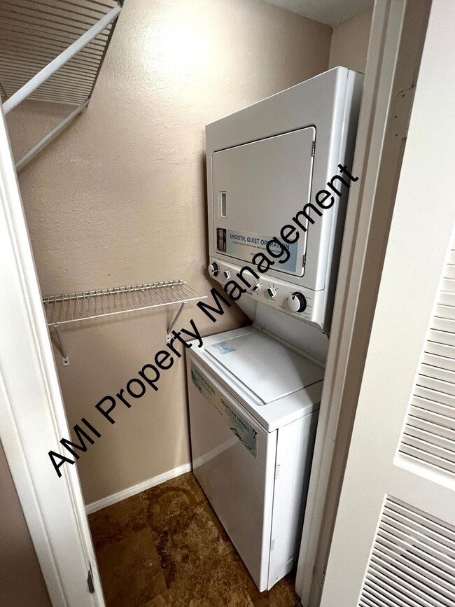 Building Photo - 1/2 OFF 1ST MONTH"S RENT!! MOVE IN BY DECE...