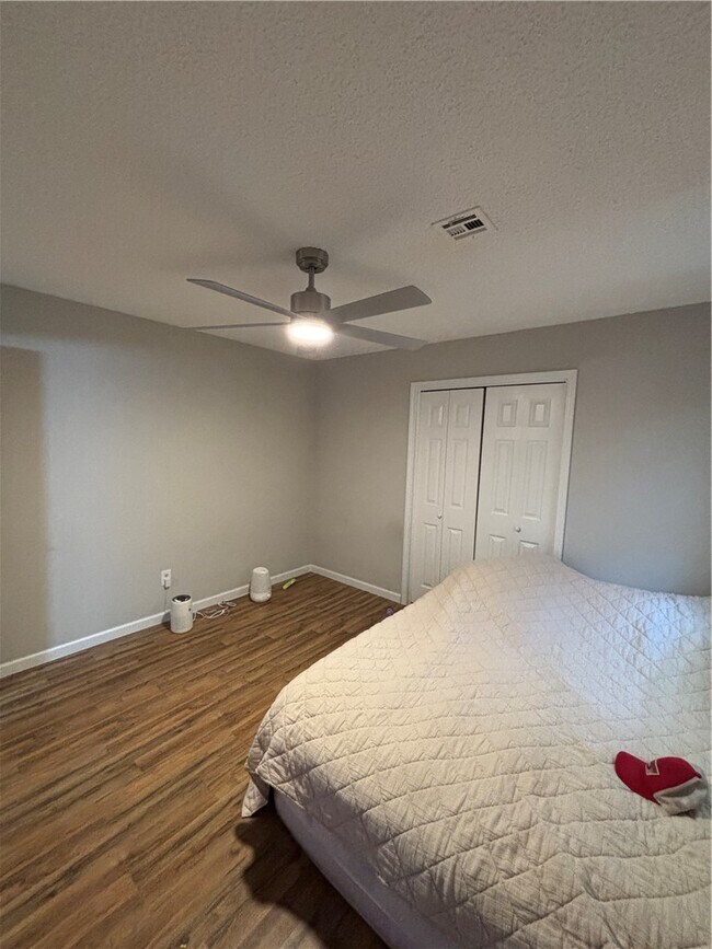 Building Photo - 2406 SW 16th St