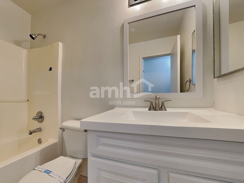 Building Photo - 1133 S 111th Cir