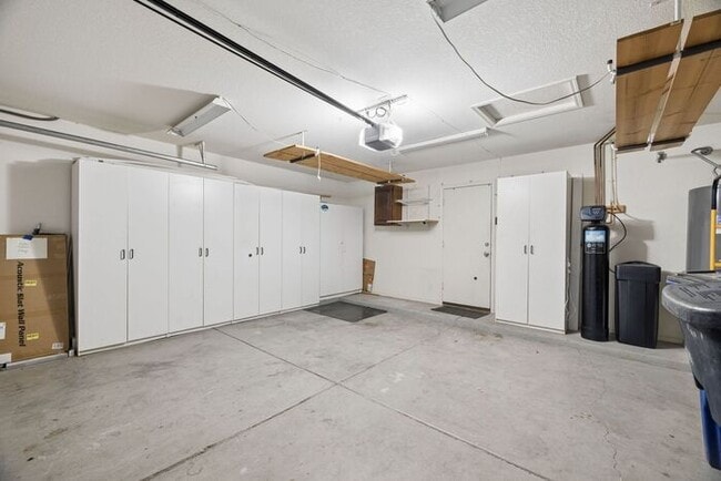 Building Photo - 1057 S Jamaica Way