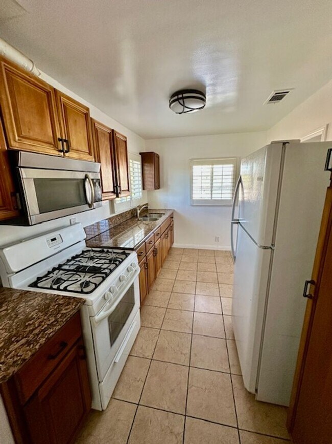 Building Photo - Oxnard ( M )