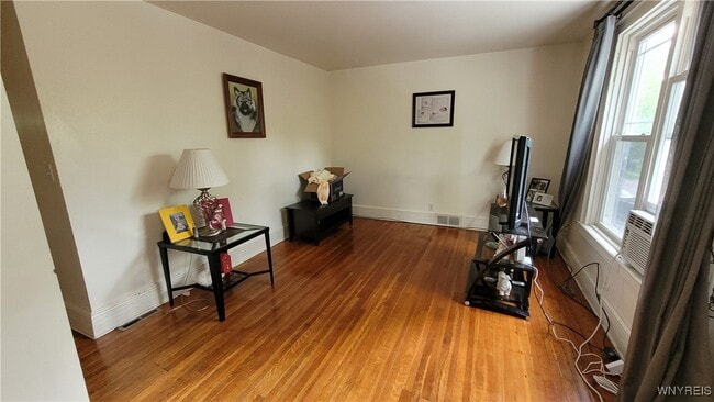 Building Photo - 558 Breckenridge St
