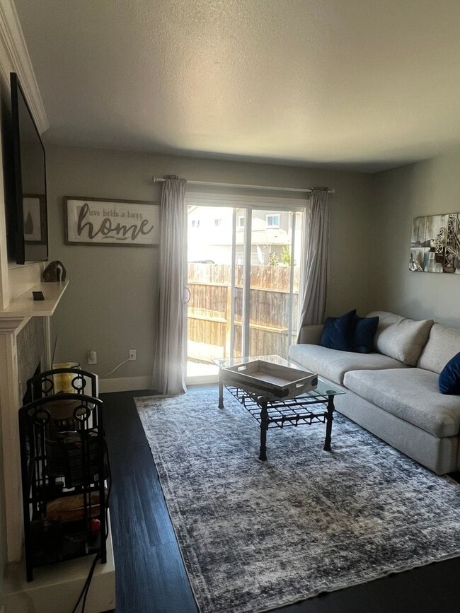Building Photo - Modern 3 Bed / 2 Bath End Unit Home for Re...