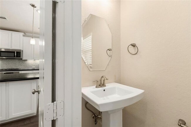 Building Photo - 1511 Peyton Oaks Pl
