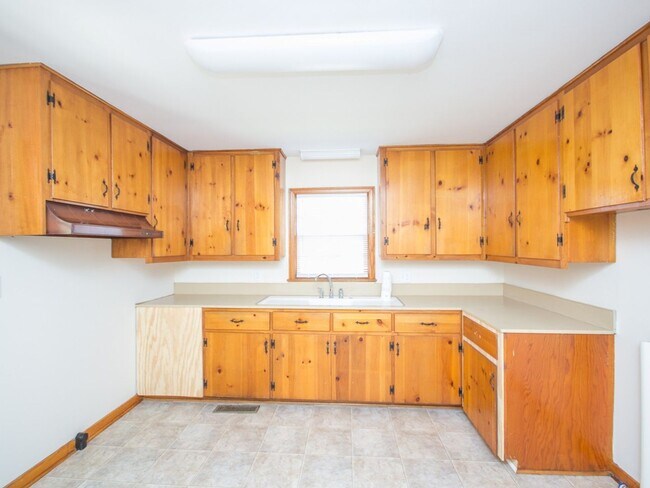 Building Photo - 707 Hine St N