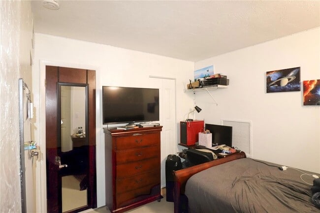 Building Photo - 2300 SW 43rd St