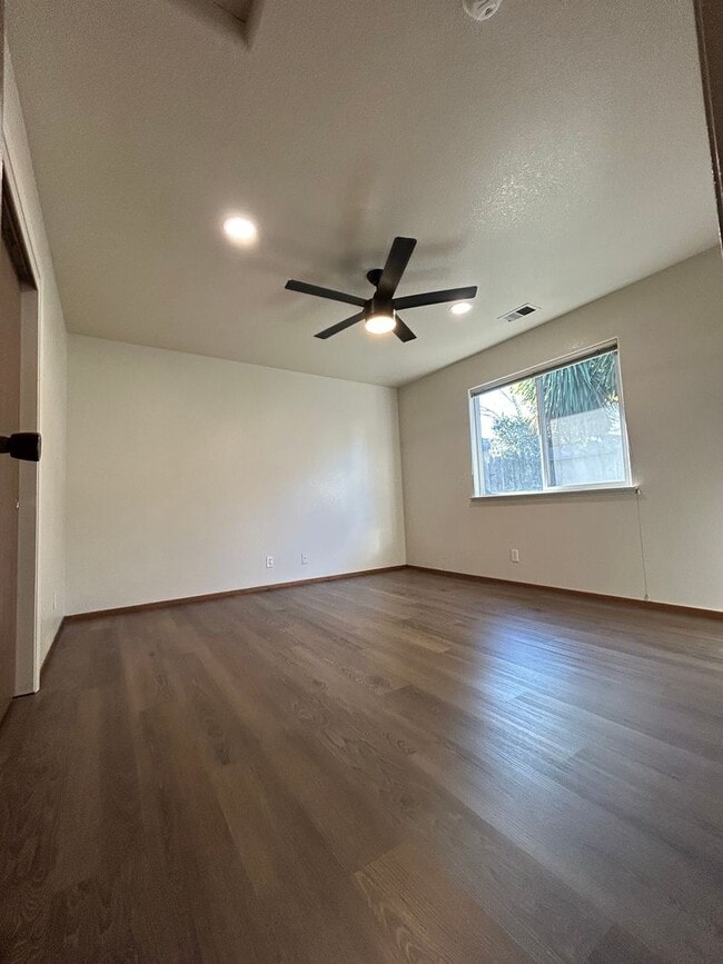 Building Photo - 450 B St