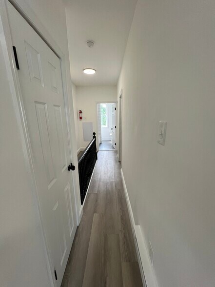 Building Photo - 921 W 3rd St