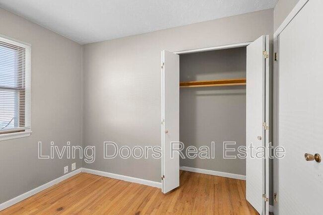 Building Photo - 348 S 5th St